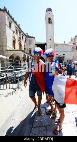 Französische Fußballfans, die sich auf das WM-Finale 2018 in der Altstadt von Dubrovnik, Kroatien vorbereiten. Stockfoto