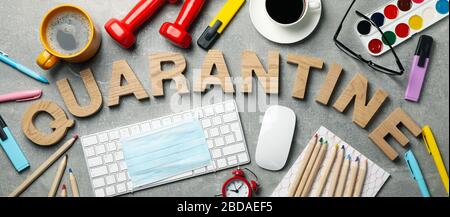 Wortquarantäne aus Holzbuchstaben auf grauem Hintergrund. Selbstentwicklung Stockfoto