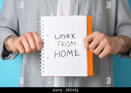 Person hält Notebook mit Arbeit von zu Hause. Quarantäne Stockfoto