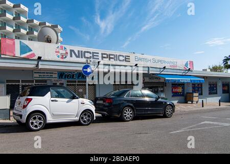 PALMA DE MALLORCA, SPANIEN. April 2020. Nice Price Supermarkt in Puerto Portals at - Palma de Mallorca unter Corona geschlossen am 7. April 2020 in Palma de Mallorca, . (Foto von Thomas Reiner/ESPA-images) Credit: European Sports Photo Agency/Alamy Live News Stockfoto