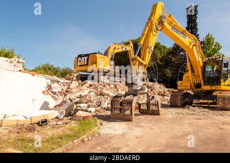 Bordeaux , Aquitaine / Frankreich - 03 30 2020 : Katze Radbagger gelb Baggerlader Maschine auf der Baustelle gelbe Raupe während demoli Stockfoto