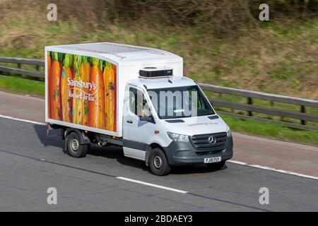 Sansiburys Supermarkt online Lieferung; Mercedes-Benz Sprinter 314 CDI Auto Vehicle Kühlschrankanhänger, Kühlwagen für den Transport von Lebensmitteln, die auf der Autobahn M6 fahren, Großbritannien Stockfoto