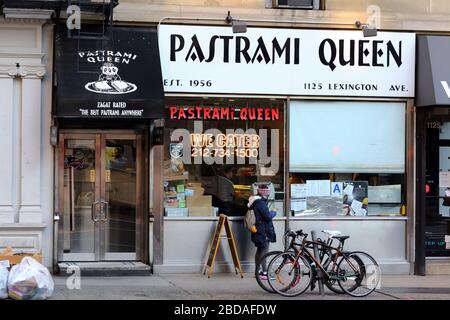 Pastrami Queen, 1125 Lexington Ave, New York, NYC Schaufensterfoto eines koscheren jüdischen Delikatessenläden auf der Upper East Side von Manhattan. Stockfoto