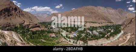 Panoramablick auf Khorog und den Fluss Gunt in Khorog, der Hauptstadt des Distrikts Shughnon in Gorno-Badakshan im Pamir-Gebirge in Tadschikistan. Stockfoto