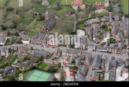 Luftansicht der High Street in Tarporley, Cheshire, einschließlich der Swan & St Helen's Church Stockfoto