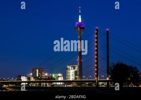 Blick auf den Fernsehturm und das Düsseldorfer Stadttor Stockfoto