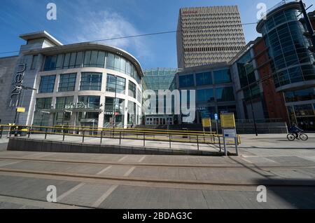 Manchester. April 2020. Das am 7. April 2020 aufgenommene Foto zeigt ein ungewöhnlich leeres Stadtzentrum in Manchester, Großbritannien. Am Dienstagmorgen erreichte die Anzahl der bestätigten Fälle in Großbritannien 55.242, was 3.634 in den letzten 24 Stunden mehr als erreichte. Mit 726 Todesfällen erreichte die Zahl der im Land stationierten Menschen am Montagnachmittag laut dem Gesundheits- und Sozialministerium 6.159. Gutschrift: Jon Super/Xinhua/Alamy Live News Stockfoto