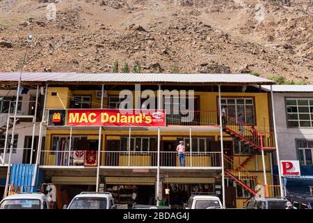 Mac Doland liegt in Khorog, der Hauptstadt des Distrikts Shughnon in Gorno-Badakshan im Pamir-Gebirge Tadschikistans. Stockfoto