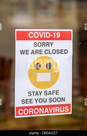 Melden Sie sich im Fenster eines unabhängigen Cafés und Restaurants wegen Coronavirus oder Covid 19 Pandemie in Großbritannien geschlossen Stockfoto