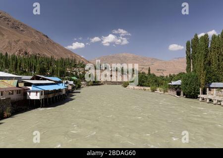 Fluss Gunt in Khorog, der Hauptstadt des Distrikts Shughnon in Gorno-Badakshan im Pamir-Gebirge Tadschikistan. Stockfoto