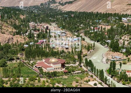 Blick auf Khorog und den Fluss Gunt vom östlichen Ende der Stadt, Khorog, die Hauptstadt des Distrikts Shughnon in Gorno-Badakshan in den Pamir-Bergen von T Stockfoto