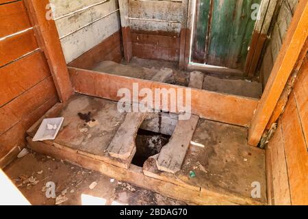 Traditionelle pamiri-toilette in Khorog, der Hauptstadt des Distrikts Shughnon in Gorno-Badakshan im Pamir-Gebirge in Tadschikistan. Stockfoto