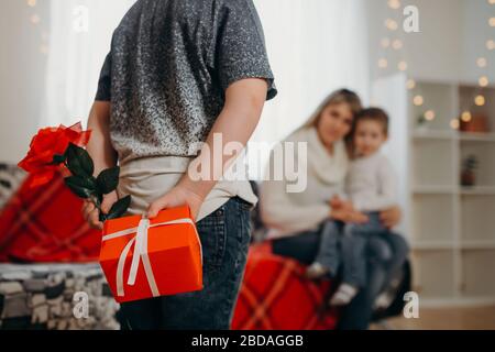 Muttertag und Geburtstag der Mutter, die Söhne geben Mutter Blumen und Geschenk Stockfoto