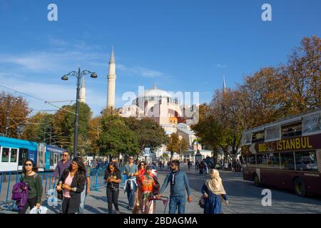 Menschen auf dem Platz sind Menschen. Frauen mit Kopftüchern leben in der islamischen Kultur. Sonniges Wetter Stockfoto