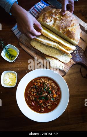 Rindfleisch Mince, Gemüse, Weißwein und Brühe Sauce mit hausgemachten Brot und Käse. Stockfoto