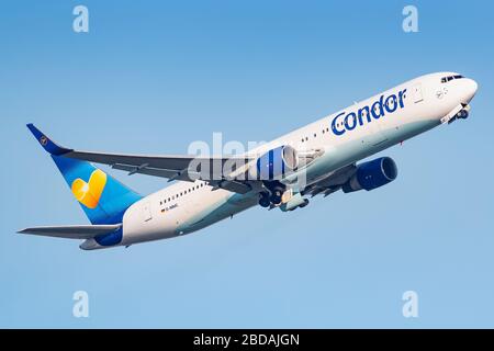Frankfurt, 7. April 2020: Condor Boeing 767 Flugzeug am Frankfurter Flughafen (FRA) in Deutschland. Boeing ist ein Flugzeughersteller mit Sitz in Stockfoto
