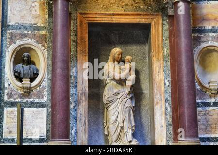 Statue der Heiligen Maria im Pantheon Stockfoto