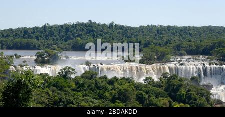 Der mächtige Iguacu Fluss, der über den Rand der Welterbe Wasserfälle in Brasilien fließt Stockfoto