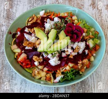 Vegetarischer Olivensalat und Feta. Nahaufnahme. Stockfoto