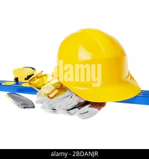 Harthut aus gelbem Kunststoff, Brille, Schutzhandschuhe, Maßband, Füllstand und Trennmesser auf weißem Hintergrund. Sicheres Arbeitskonzept Stockfoto