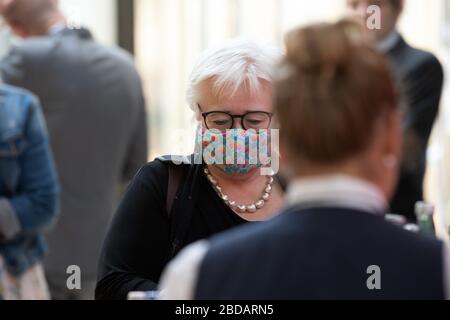 Düsseldorf, Deutschland. April 2020. Sigrid Beer (Bündnis 90/die Grünen), Mitglied des Ausschusses für Schule und Bildung, kommt mit einer Maske zur Sitzung. Die Landesregierung soll dem Ausschuss melden, in welchem Szenarien geplant sind, um in der Corona-Krise die Qualifikation für alle Schularten zu ermöglichen. Kredit: Federico Gambarini / dpa / Alamy Live News Stockfoto