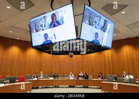 Düsseldorf, Deutschland. April 2020. Der Schulausschuss tagt im Landtag. Einige Mitglieder sind per Video verbunden. Die Landesregierung soll dem Ausschuss über die Szenarien berichten, die für die Qualifizierung aller Schularten in der Corona-Krise geplant sind. Kredit: Federico Gambarini / dpa / Alamy Live News Stockfoto