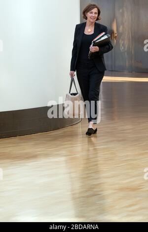 Düsseldorf, Deutschland. April 2020. Die nordrhein-westfälische Bildungsministerin Yvonne Gebauer (FDP) zieht durch den Landtag zur Sitzung des Schulausschusses. Die Landesregierung soll dem Ausschuss berichten, welche Szenarien geplant sind, um in der Coronakrise die Qualifikation für alle Schularten möglich zu machen. Kredit: Federico Gambarini / dpa / Alamy Live News Stockfoto