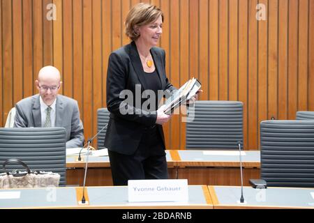 Düsseldorf, Deutschland. April 2020. Zur Schulvorstandssitzung kommt Yvonne Gebauer (FDP), Bildungsministerin von Nordrhein-Westfalen. Die Landesregierung soll dem Ausschuss über die Szenarien berichten, die geplant sind, um in der Coronakrise Qualifikationen für alle Schularten möglich zu machen. Kredit: Federico Gambarini / dpa / Alamy Live News Stockfoto