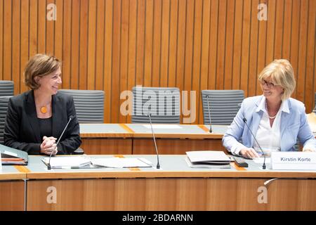 Düsseldorf, Deutschland. April 2020. Vor Beginn der Schulausschusssitzung sprechen Yvonne Gebauer (FDP, l), Bildungsministerin von Nordrhein-Westfalen, und Kirstin Korte (CDU), Vorsitzende des Ausschusses für Schule und Bildung. Die Landesregierung soll dem Ausschuss über die Szenarien berichten, die geplant sind, um in der Coronakrise Qualifikationen für alle Schularten möglich zu machen. Kredit: Federico Gambarini / dpa / Alamy Live News Stockfoto
