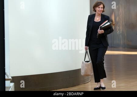 Düsseldorf, Deutschland. April 2020. Die nordrhein-westfälische Bildungsministerin Yvonne Gebauer (FDP) zieht durch den Landtag zur Sitzung des Schulausschusses. Die Landesregierung soll dem Ausschuss berichten, welche Szenarien geplant sind, um in der Coronakrise die Qualifikation für alle Schularten möglich zu machen. Kredit: Federico Gambarini / dpa / Alamy Live News Stockfoto
