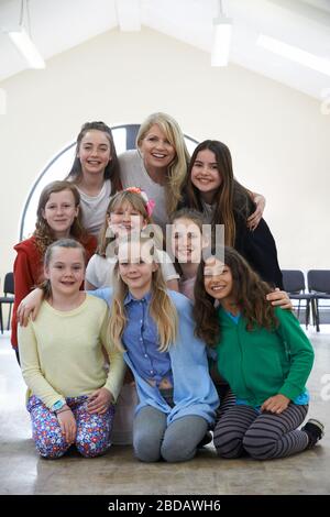 Portrait Der Gruppe Der Mädchen Mit Lehrer, Die Gemeinsam An Einem Schauspiel-Workshop Teilnehmen Stockfoto