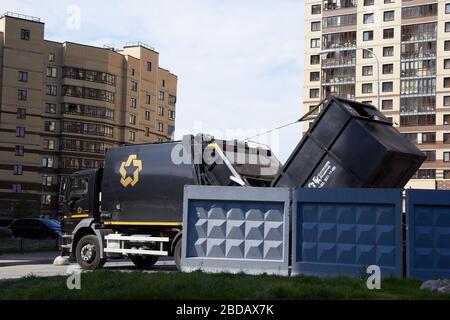 Sankt Petersburg, RUSSLAND - Mai 2019: Sonderausrüstungswagen für Müll. Stockfoto