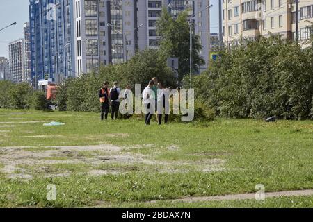 Russland, Saint-Petersburg, Juli 2019: Freiwillige sammeln Müll in Park und Straße in der Stadt. Ökologiegruppe Stockfoto