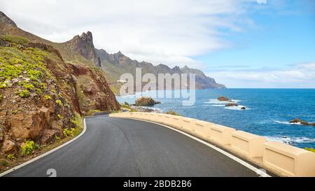 Malerische Fahrt mit dem Meer an den Klippen der Macizo de Anaga Bergkette, auf Tenera, Spanien. Stockfoto