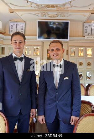 Kellner bei der Arbeit im Restaurantwagen des Zuges; Lebensmitteldienst, Speisewagen, Luxuszug Stockfoto