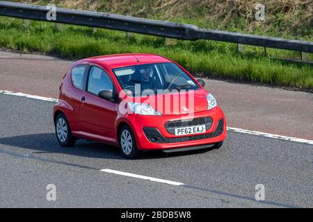 2013 Red Peugeot 107 Access; fahrende Fahrzeuge für den Fahrzeugverkehr, fahrendes Fahrzeug auf britischen Straßen, Motoren, Fahren auf der Autobahn M6 Stockfoto