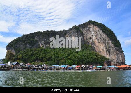 Koh Panyee, EIN berühmtes schwimmendes Dorf in der Phang Nga Bay, ist Koh Panyee eine kleine Inselgemeinde, die etwa 20 Minuten mit dem Langtailboot vom Surakul Pier in entfernt ist Stockfoto