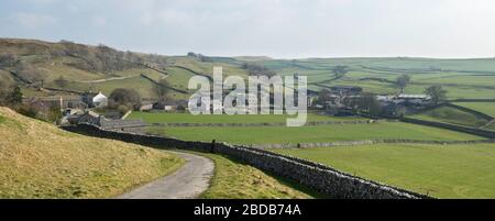 Frühling Blick auf die Landschaft in der Nähe von Feizor in den Yorkshire Dales mit einer rauen Gasse, die hinunter zum kleinen Weiler Stockfoto