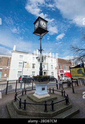 Die Jahrtausenduhr und Bell Hotel in Market Place im Zentrum der East Yorkshire Marktstadt Driffield Stockfoto