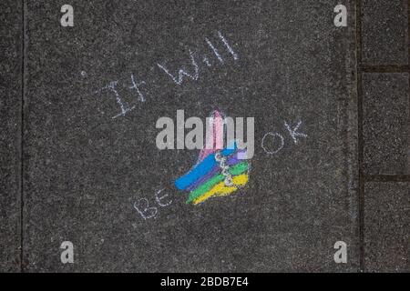 London, Großbritannien. April 2020. Das wird in Ordnung sein. Anonyme Kreidebotschaft der Hoffnung auf einer Straße in Clapham, SW London. Credit: Guy Bell/Alamy Live News Stockfoto