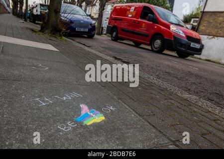 London, Großbritannien. April 2020. Das wird in Ordnung sein - der Postbote liefert weiter. Anonyme Kreidebotschaft der Hoffnung auf einer Straße in Clapham, SW London. Credit: Guy Bell/Alamy Live News Stockfoto