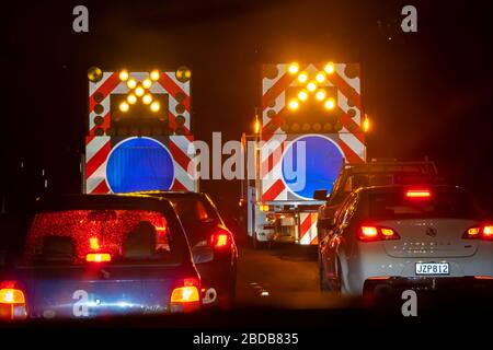 LKW zur Verkehrskontrolle, die die Straße schützen, arbeiten am State Highway One, Wellington, Neuseeland Stockfoto