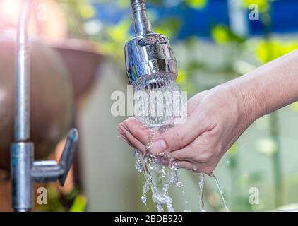 Weibliche Reinigungshand, um die Ausbreitung von Covid-19 zu stoppen. Stockfoto