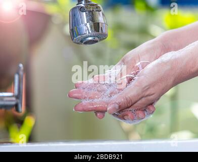 Weibliche Reinigungshand, um die Ausbreitung von Covid-19 zu stoppen. Stockfoto