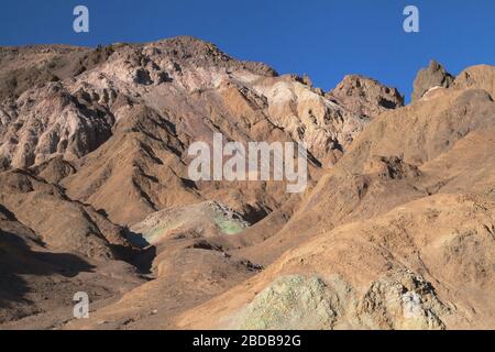 Farbenfroher Hügel in der Künstlerpalette, im Todes-Valley-Nationalpark, Kalifornien, Vereinigte Staaten. Stockfoto