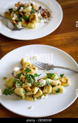 Hausgemachte Gnocchi mit Ziegenkäse und Petersilie. Stockfoto