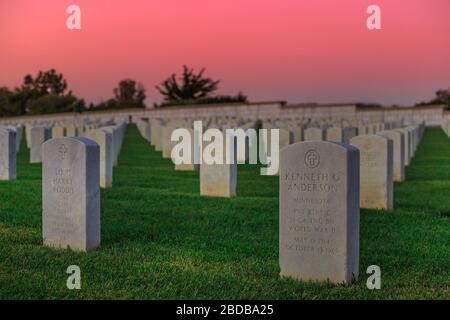 San Diego, Kalifornien, Vereinigte Staaten - 31. Juli 2018: Friedhof, weiße Grabsteine am farbenfrohen Himmel bei Sonnenuntergang. Amerikanischer Kriegsfriedhof in Point Loma Stockfoto