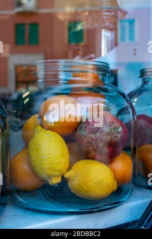 Glas mit Bio-Obst auf dem Vetrin des Geschäfts. Bio-Zitrone, Granatapfel, Orange in einem Glas Stockfoto