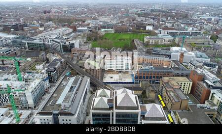 Dublin, Irland - 3. April 2020: Luftaufnahme von normalerweise belebten Straßen im Stadtzentrum, die aufgrund von Covid-19-Beschränkungen praktisch verlassen sind. Stockfoto