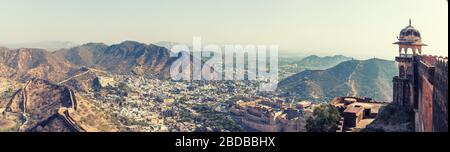 Jaipur in den Aravali Hügeln, breites Panorama, Indien Stockfoto